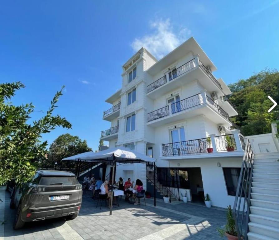 Hotel Fama Shkallnur Bagian luar foto