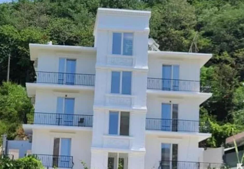 Hotel Fama Shkallnur Bagian luar foto
