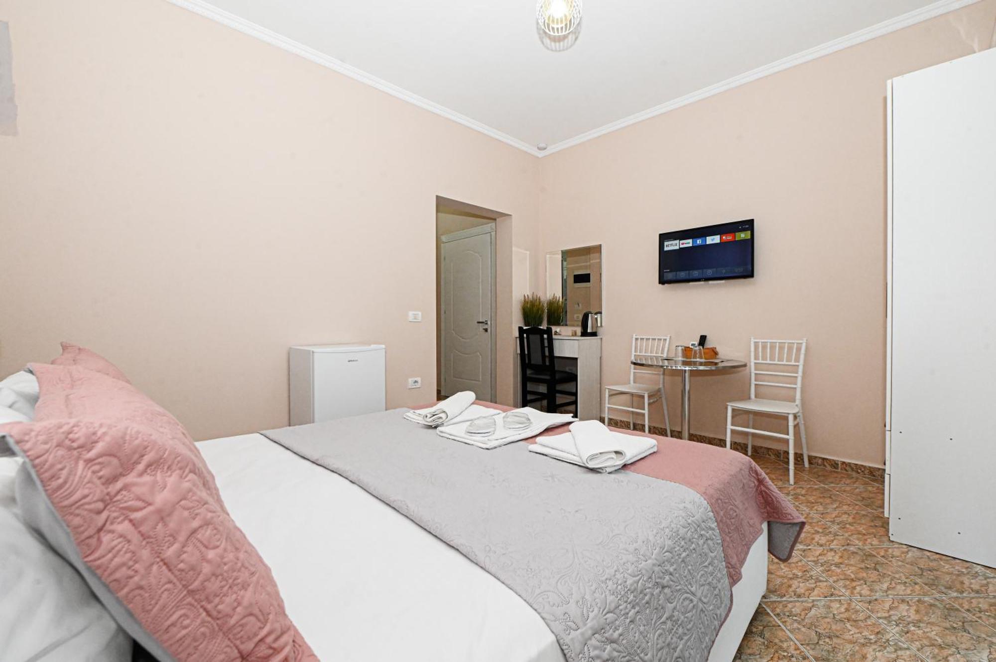 Hotel Fama Shkallnur Bagian luar foto