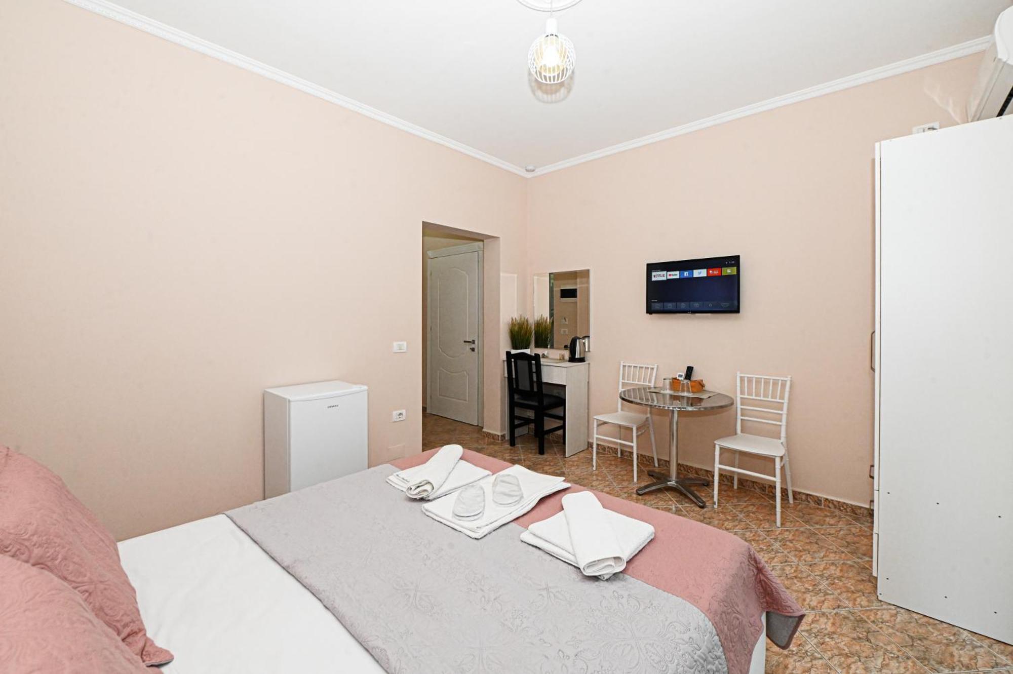 Hotel Fama Shkallnur Bagian luar foto