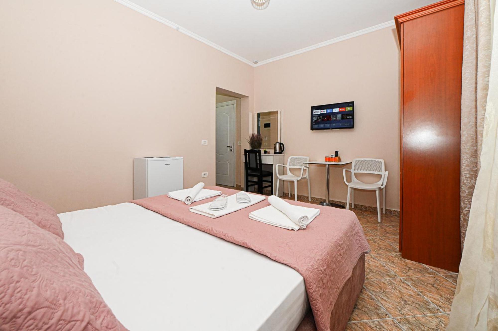 Hotel Fama Shkallnur Bagian luar foto