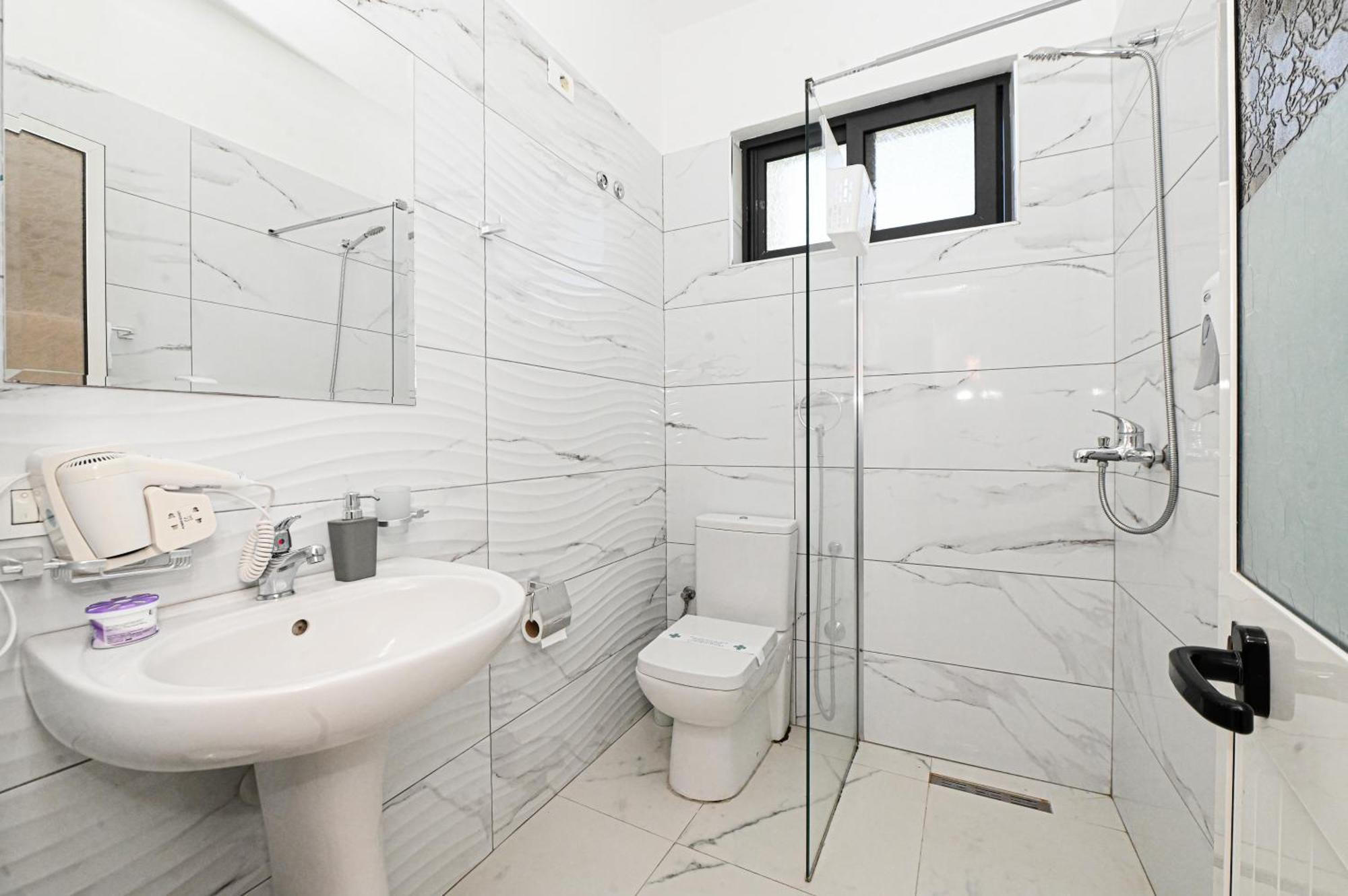 Hotel Fama Shkallnur Bagian luar foto