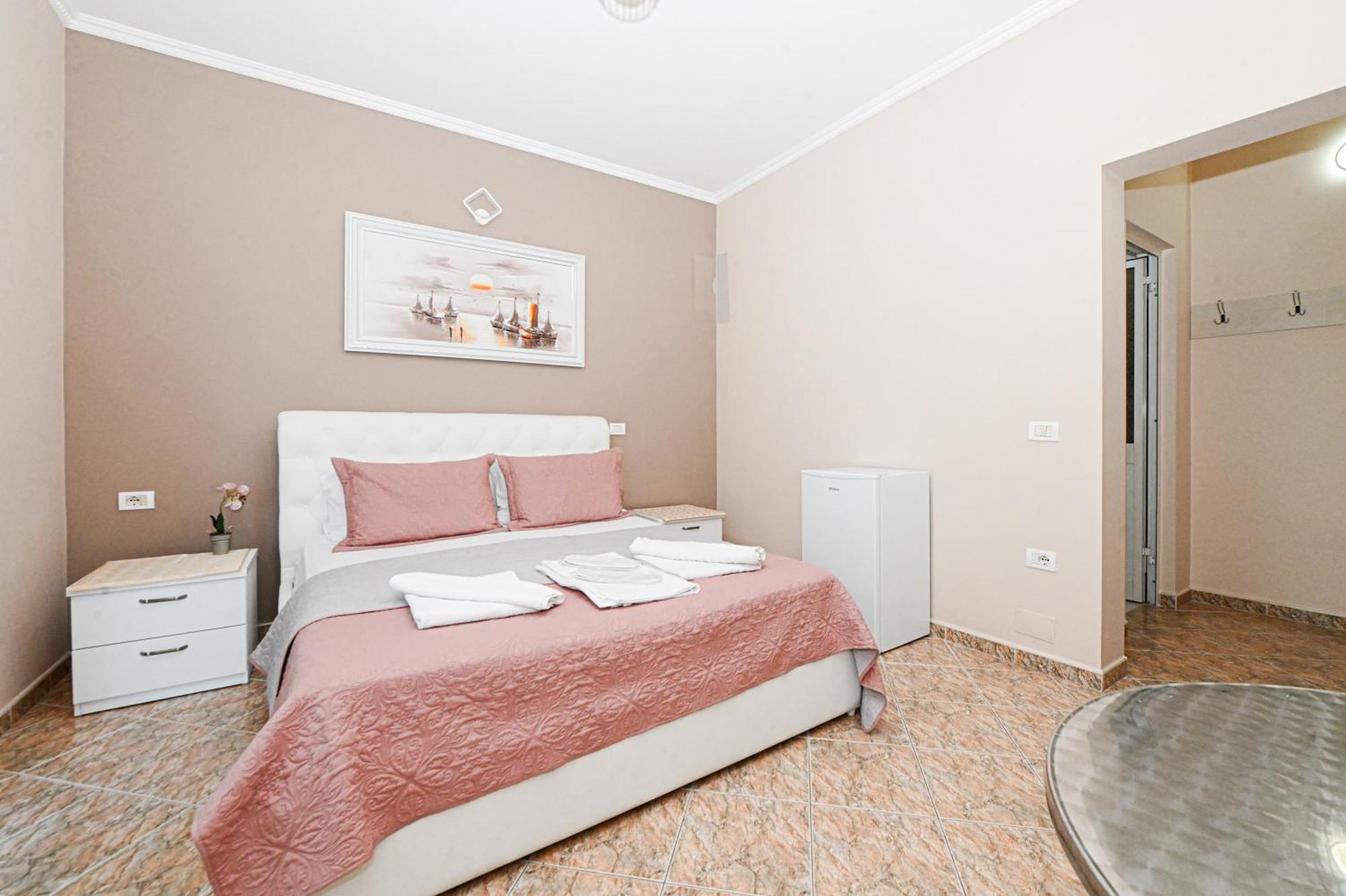 Hotel Fama Shkallnur Bagian luar foto