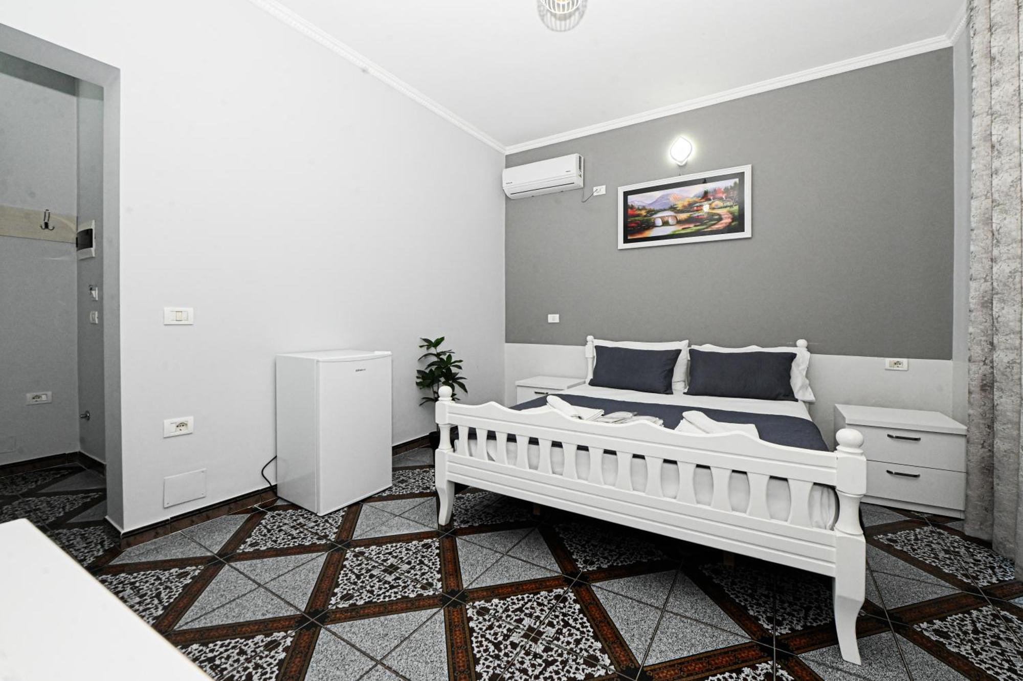 Hotel Fama Shkallnur Bagian luar foto