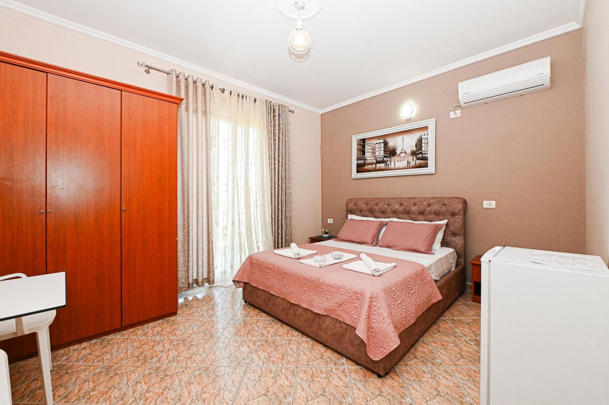 Hotel Fama Shkallnur Bagian luar foto