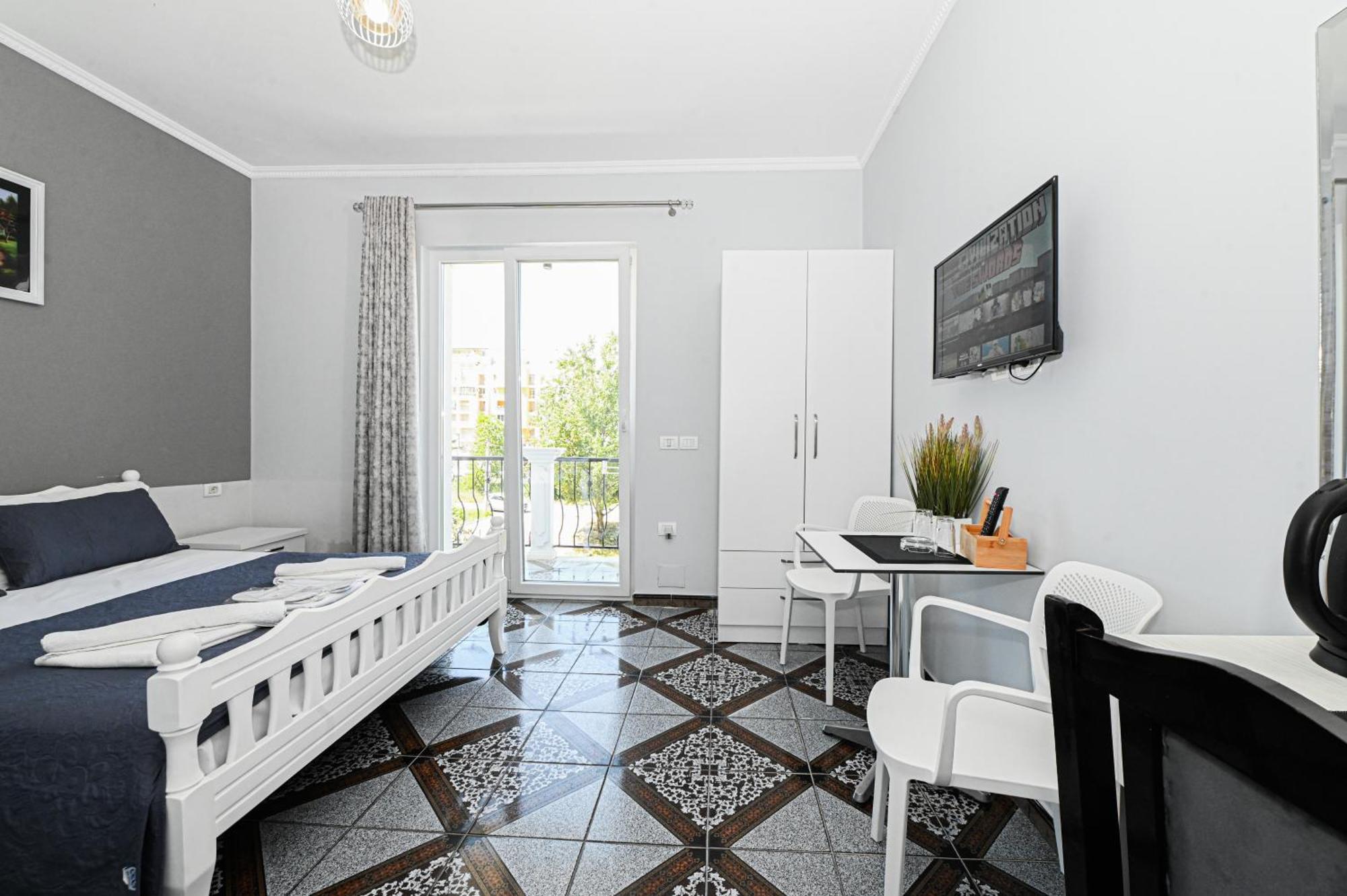 Hotel Fama Shkallnur Bagian luar foto