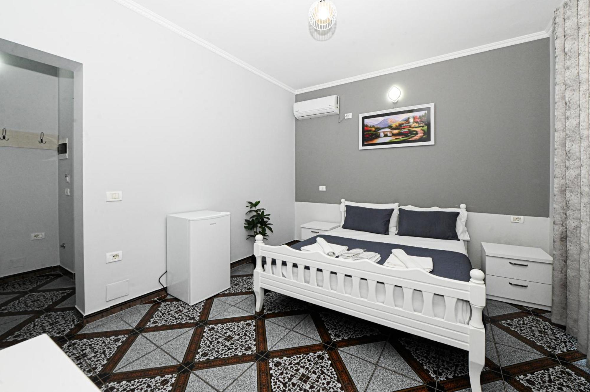 Hotel Fama Shkallnur Bagian luar foto