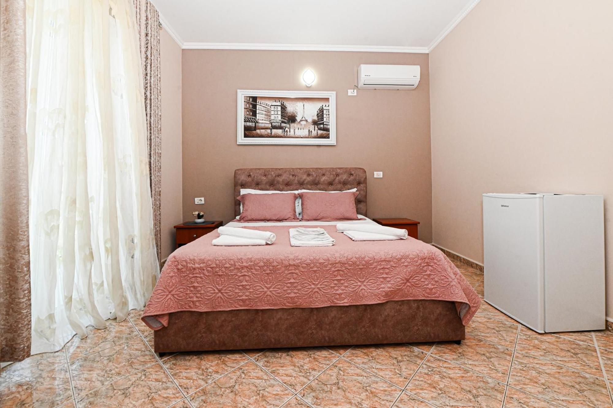 Hotel Fama Shkallnur Bagian luar foto