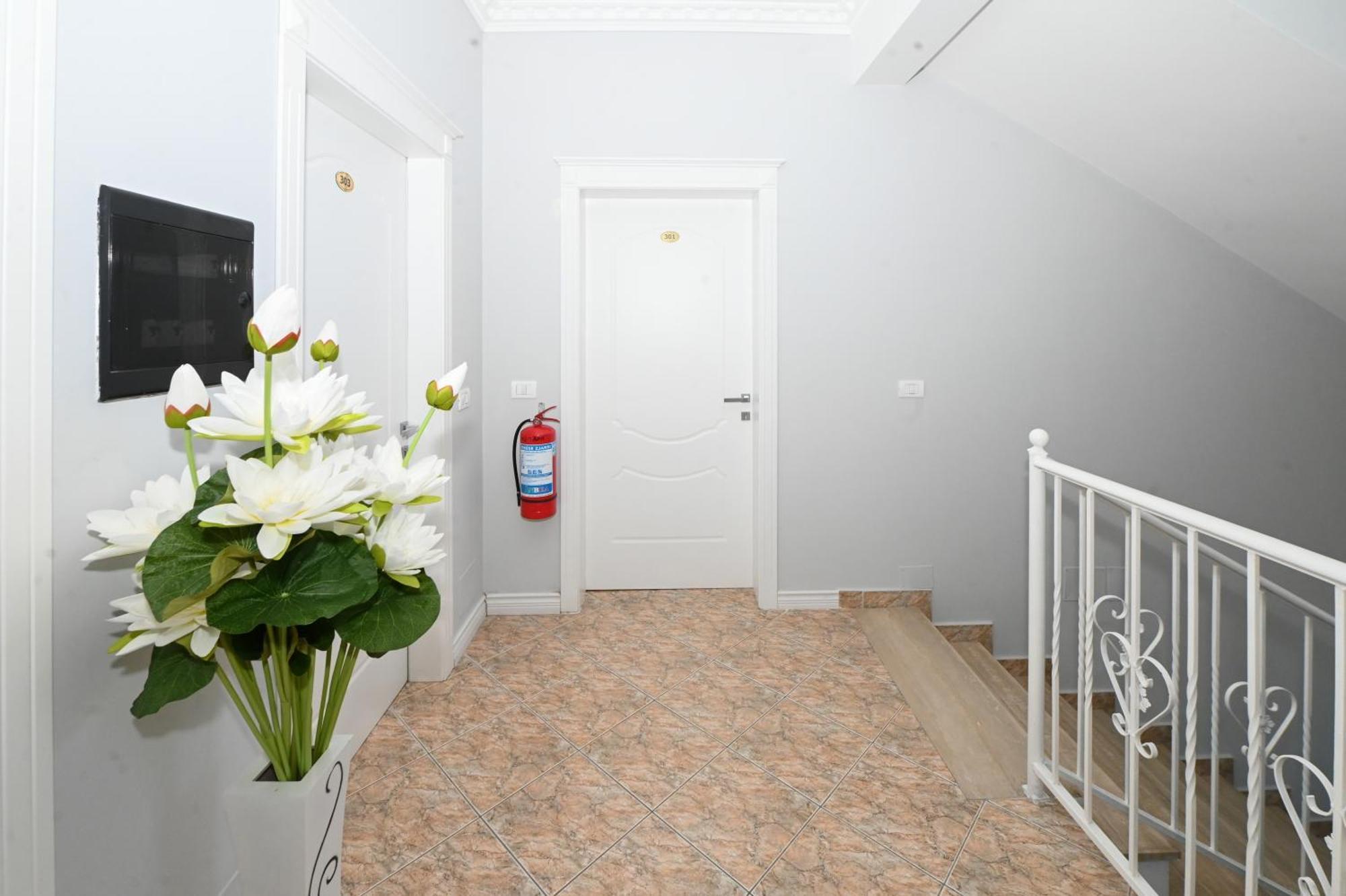 Hotel Fama Shkallnur Bagian luar foto
