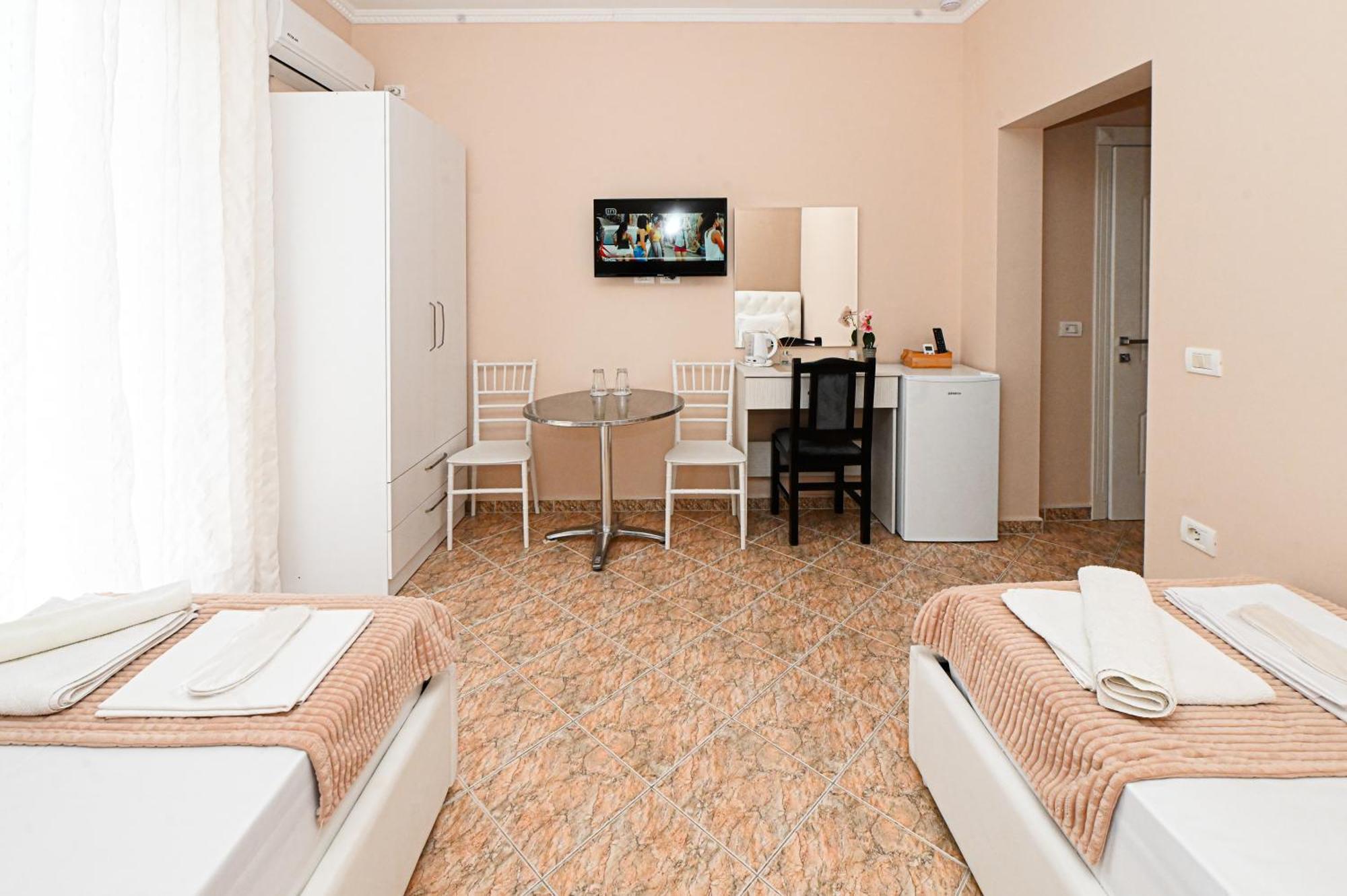 Hotel Fama Shkallnur Bagian luar foto