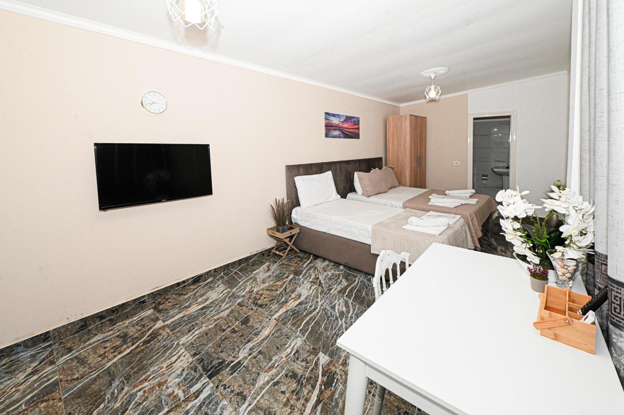 Hotel Fama Shkallnur Bagian luar foto