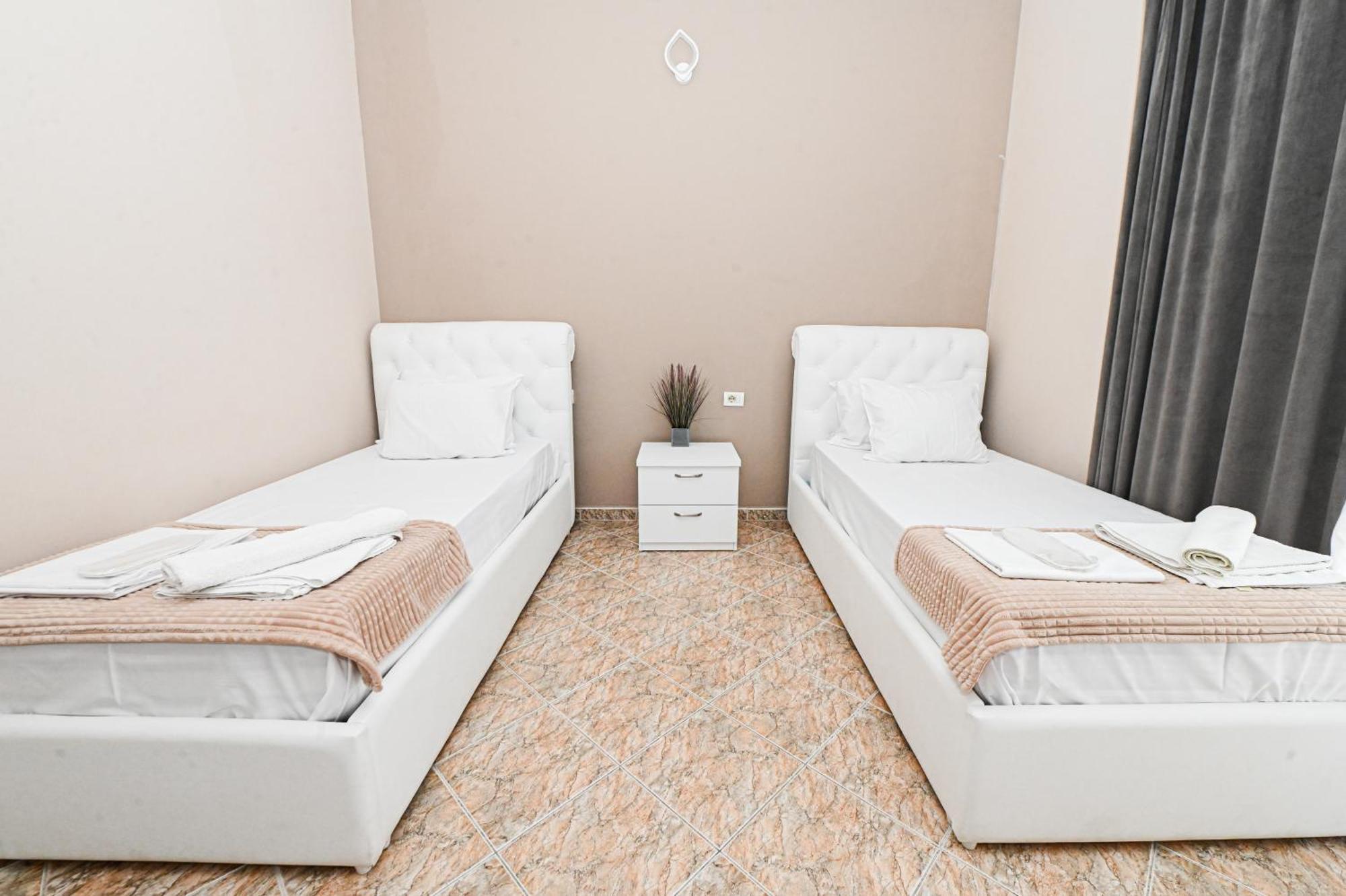 Hotel Fama Shkallnur Bagian luar foto