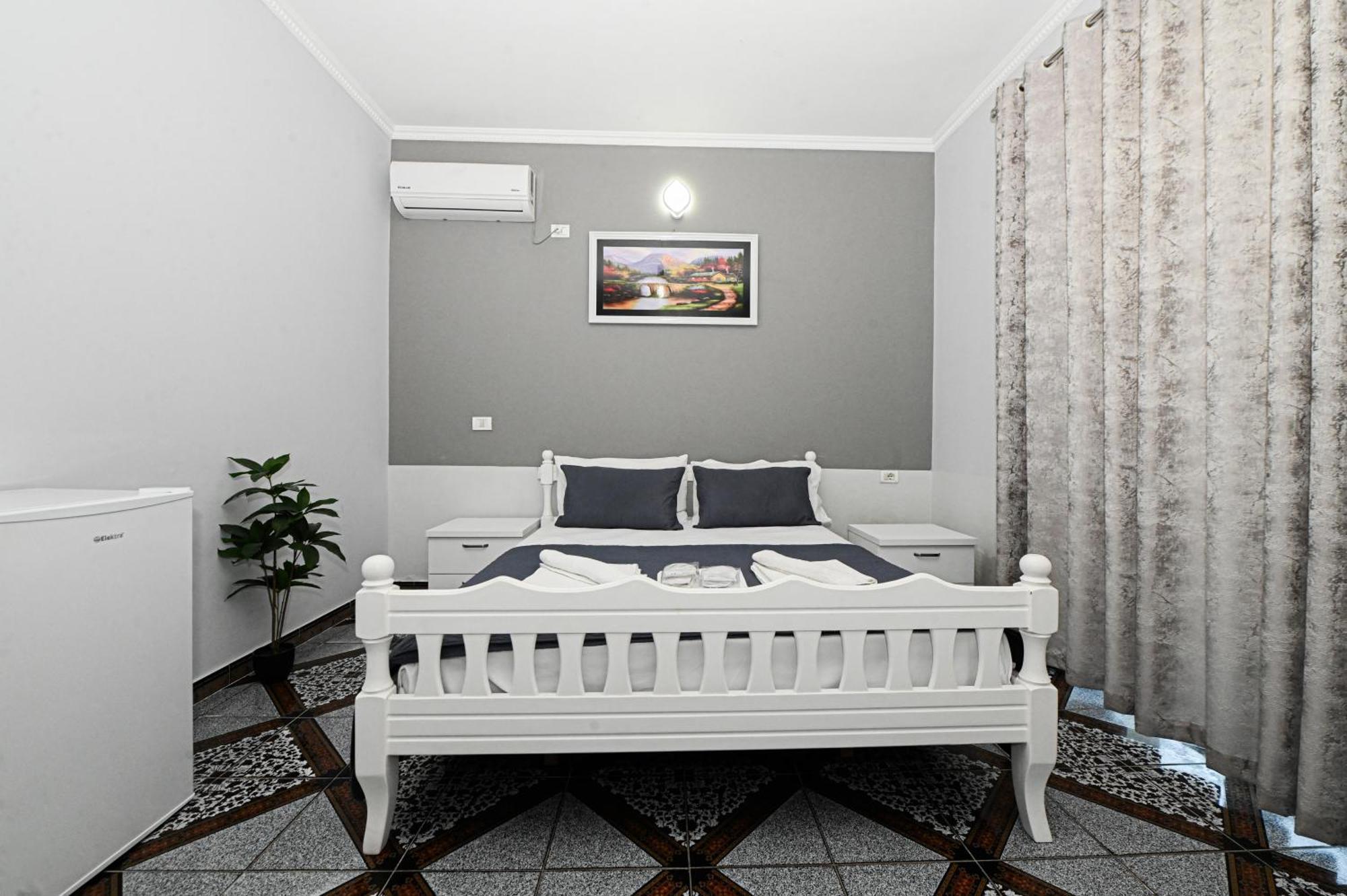 Hotel Fama Shkallnur Bagian luar foto