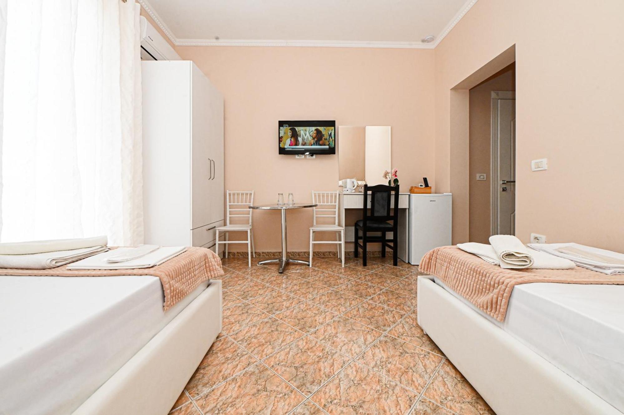 Hotel Fama Shkallnur Bagian luar foto