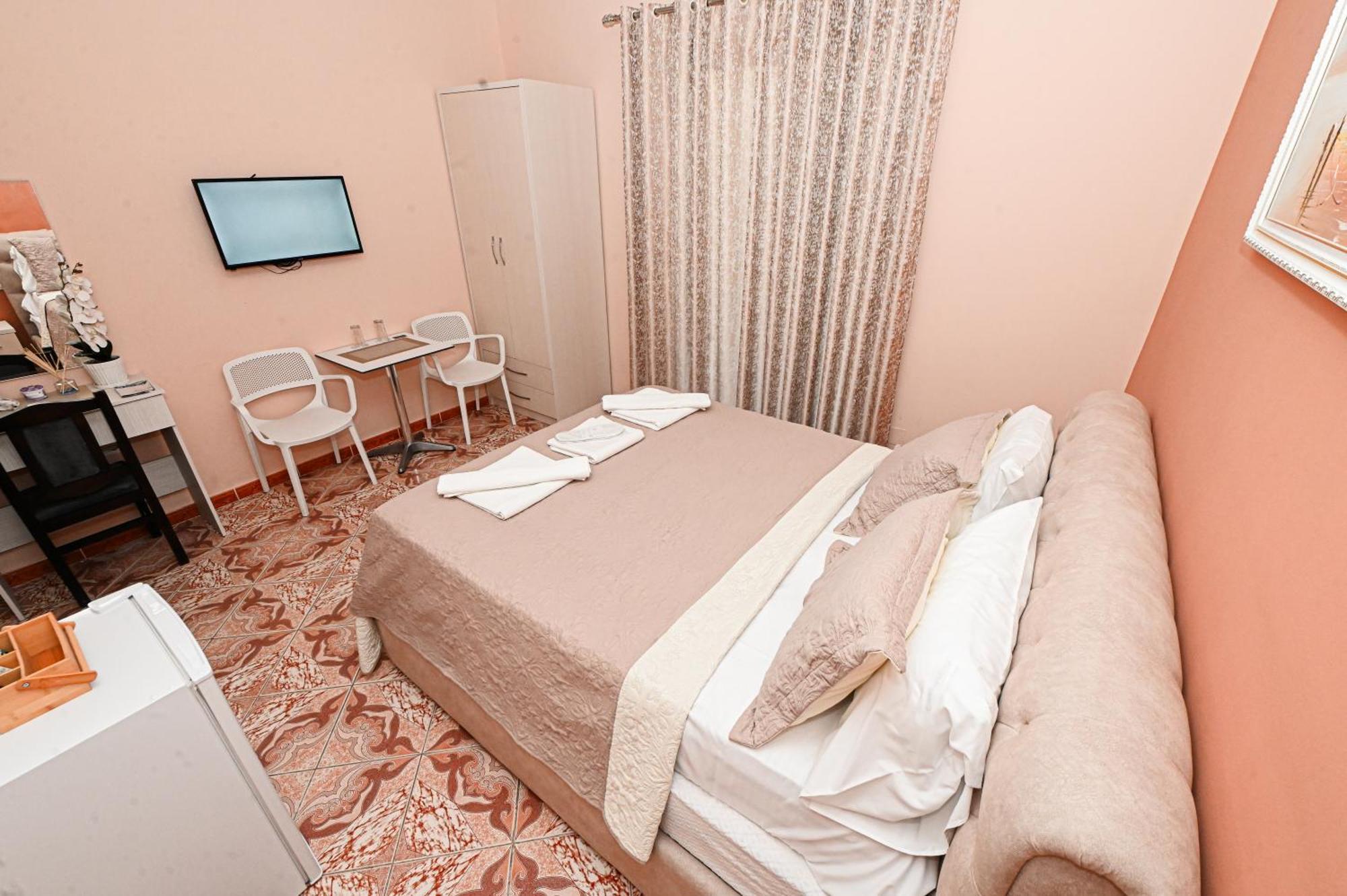 Hotel Fama Shkallnur Bagian luar foto