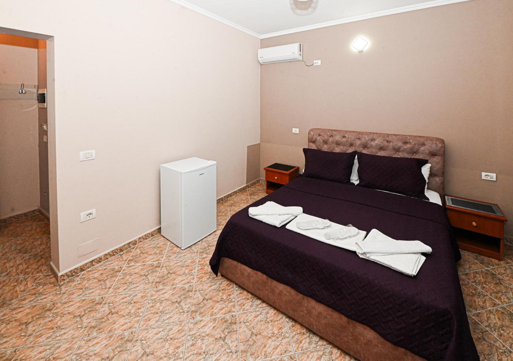 Hotel Fama Shkallnur Bagian luar foto