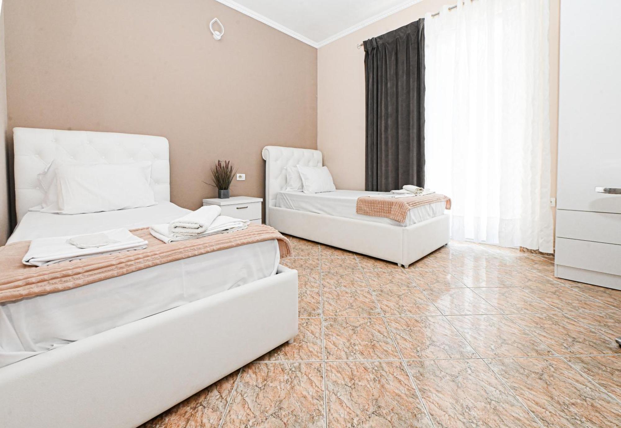 Hotel Fama Shkallnur Bagian luar foto