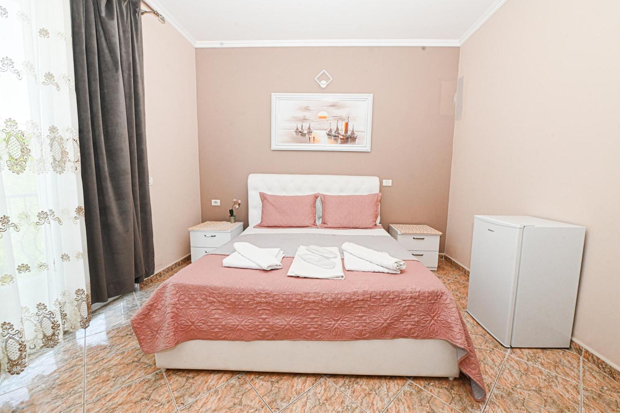 Hotel Fama Shkallnur Bagian luar foto