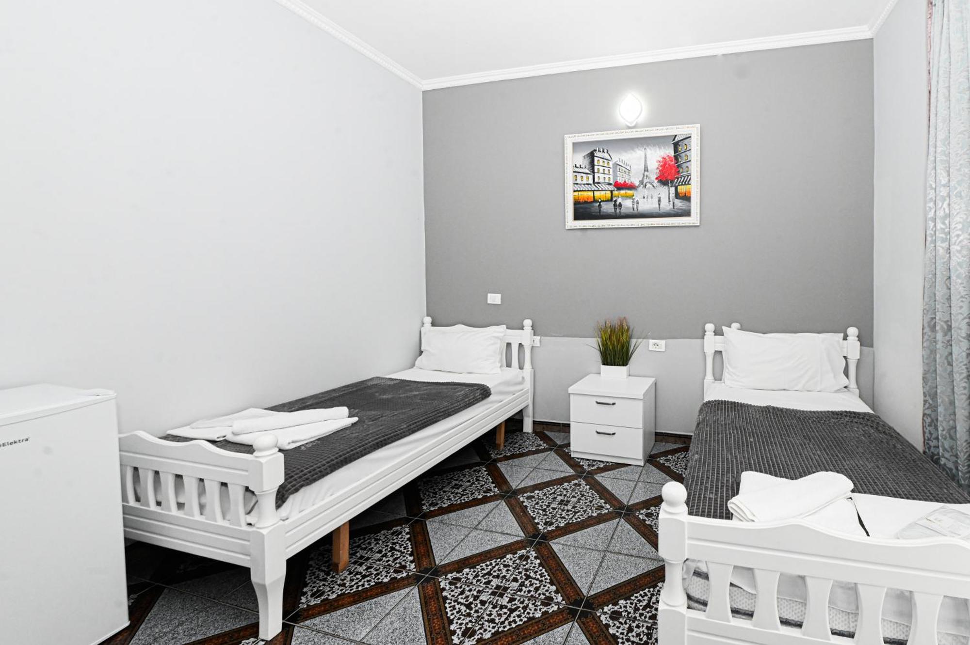 Hotel Fama Shkallnur Bagian luar foto