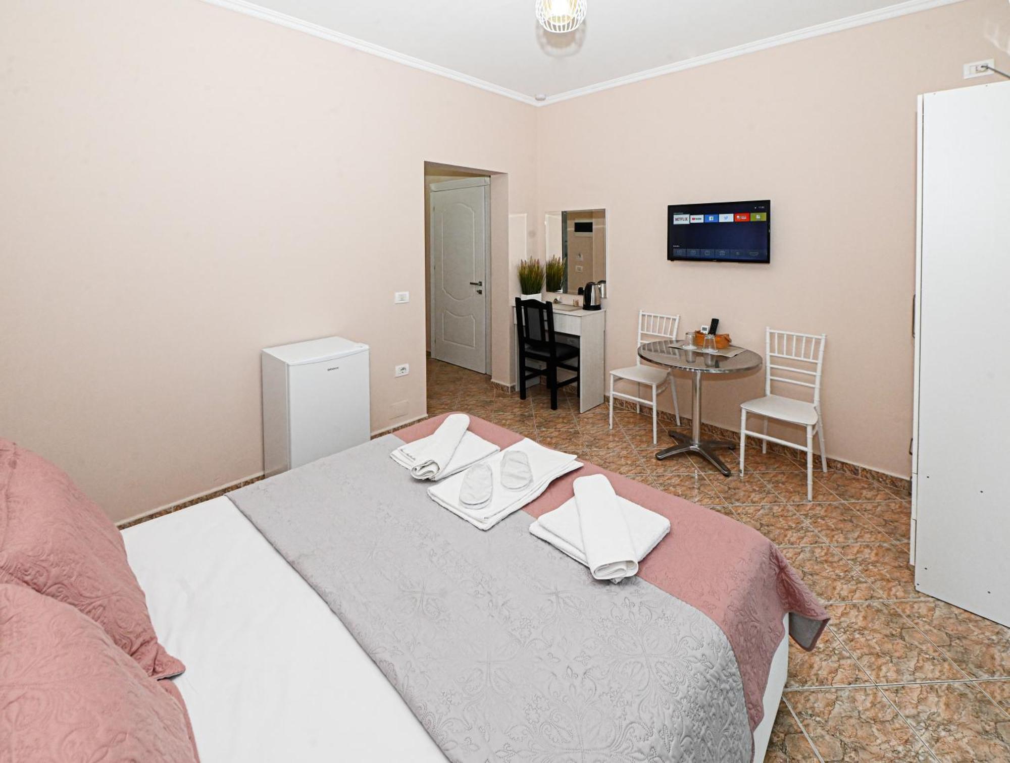 Hotel Fama Shkallnur Bagian luar foto