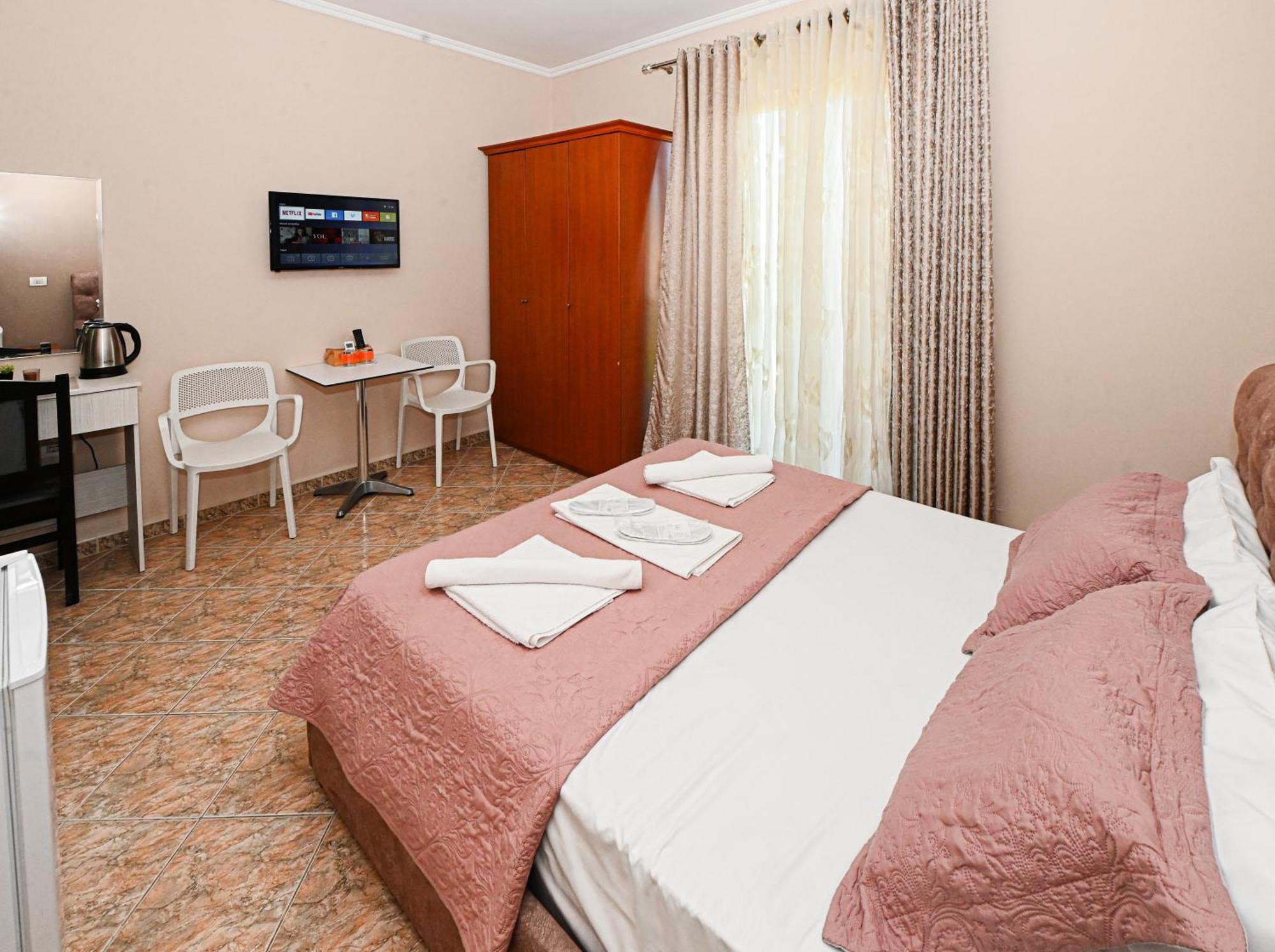 Hotel Fama Shkallnur Bagian luar foto